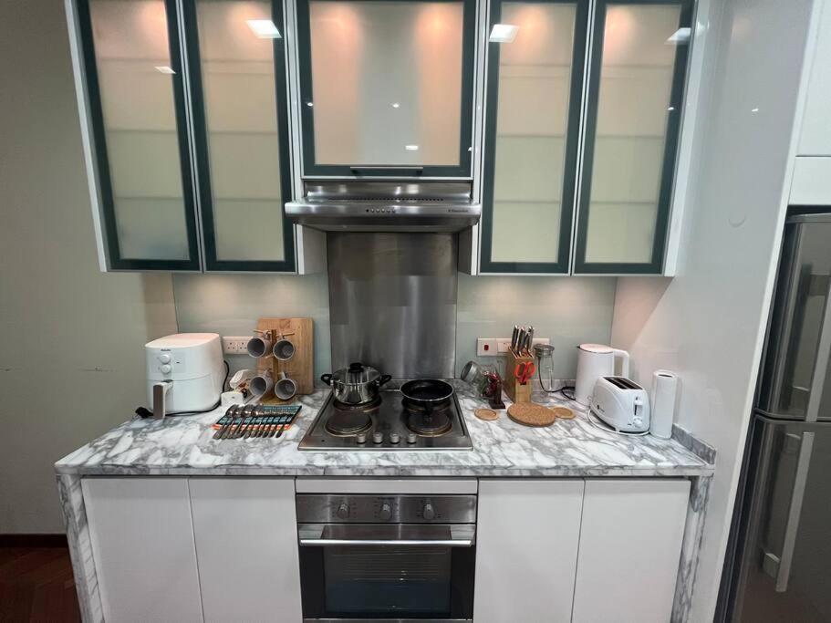 2beds Seaview Straits Quay Comes With Carpark And Hothub Apartemen